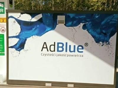 Niebieska reklama AdBlue